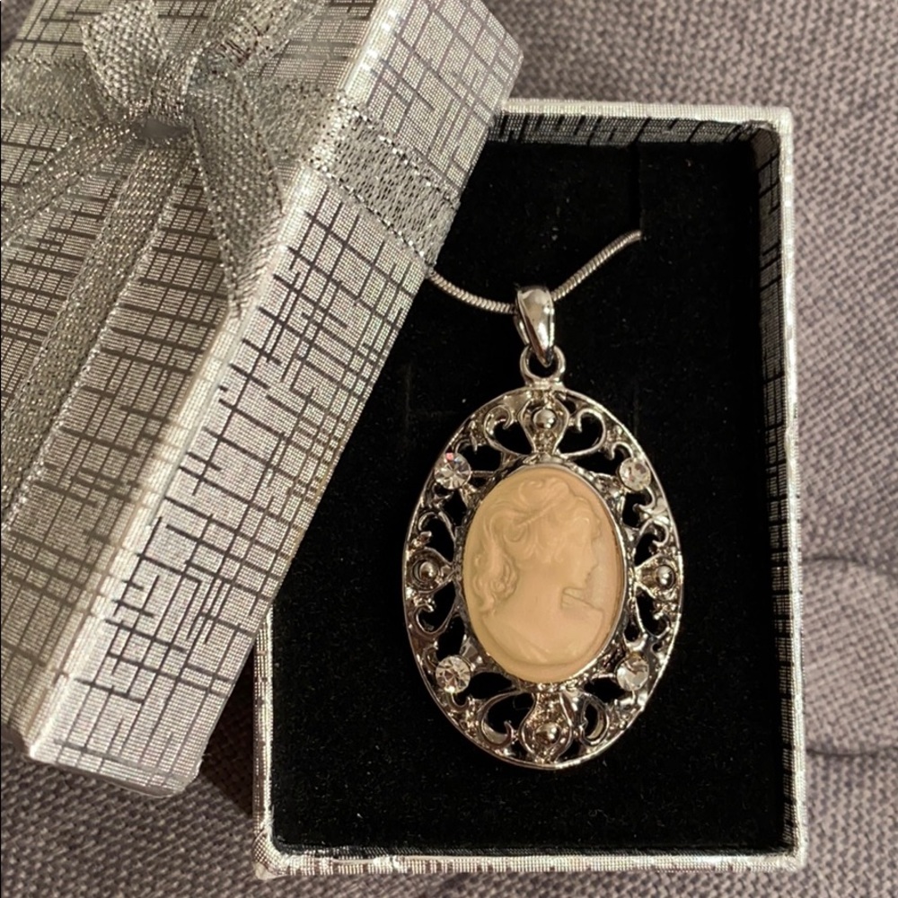 Vintage Style Cameo necklace in silver w/Gift Box